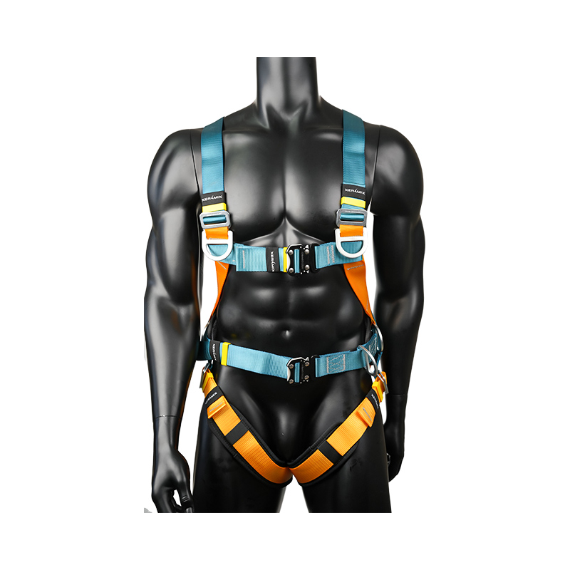 KA02 6 D kroužků, 2 rychloupínací přezka, velká bederní vložka celotělová konstrukce střešního bezpečnostního postroje